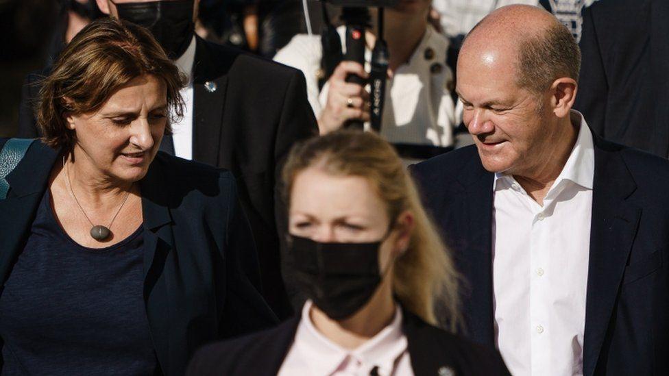 German Finance Minister and Social Democratic Party (SPD) candidate for chancellor Olaf Scholz (R) and his wife Britta Ernst (L)