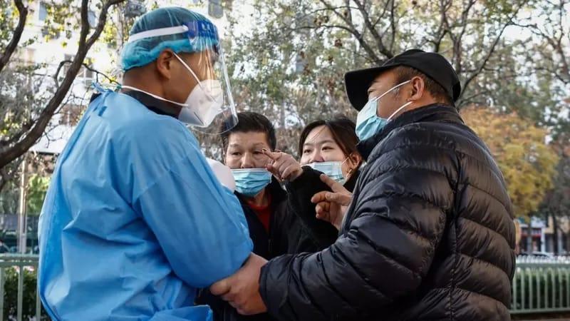 china-covid:-record-number-of-cases-as-virus-surges-nationwide