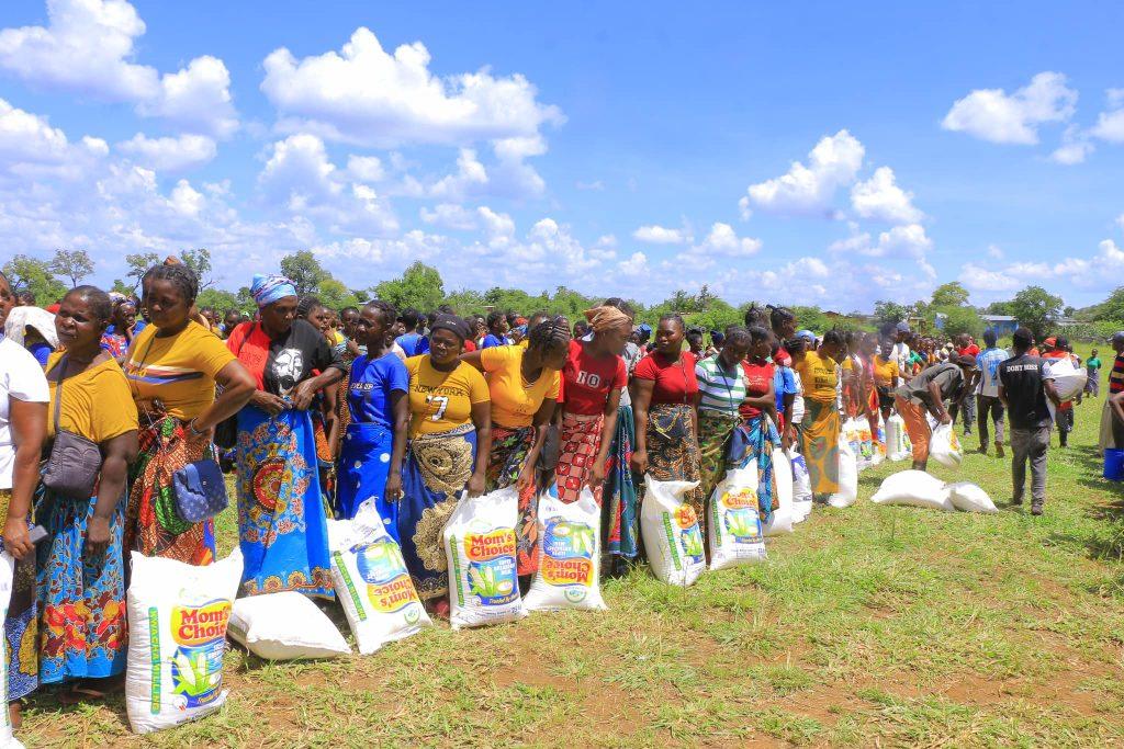 fashion-donates-mealie-meal-to-flood-victims